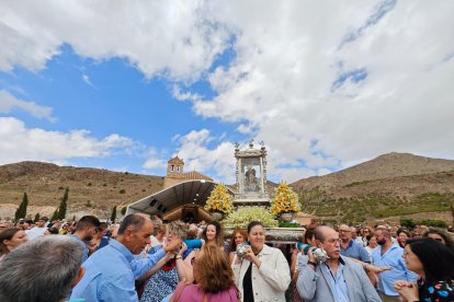 Multitudinaria salida de la Virgen del Saliente.