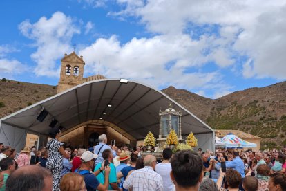 Multitudinaria salida de la Virgen del Saliente.