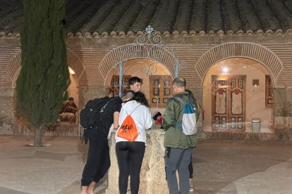 Devotos en el pozo del claustro del Santuario del Saliente.
