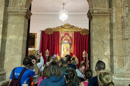Colas ante la Virgen del Saliente