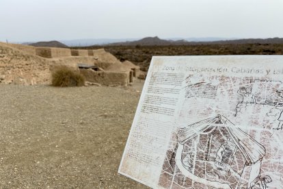 Un cartel quemado por el sol explica la forma en la que se ha construido el 'Espacio Didáctico'.