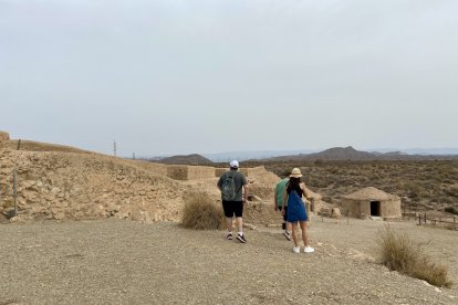 Varios visitantes se asombran con las reconstrucciones de Los Millares.