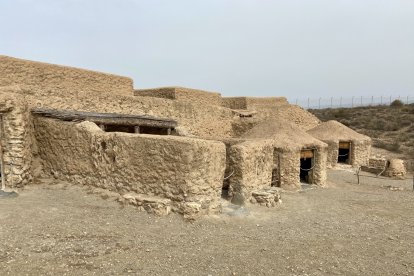 Reconstrucción interpretativa de cómo eran las cabañas y el taller metalúrgico de la Ciudadela.