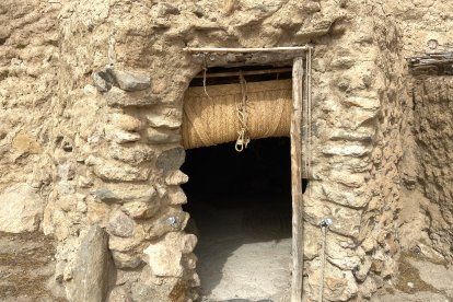 Reconstrucción de cómo se pensaba que eran las puertas de las cabañas.