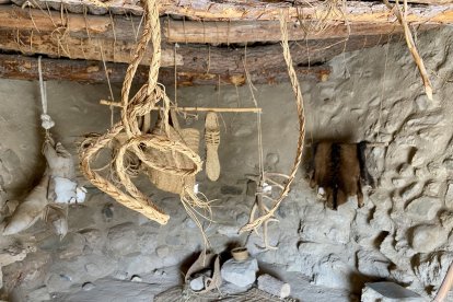 El techo estaba hecho de vegetales, se recubría de barro y se sujetaba con vigas de madera.