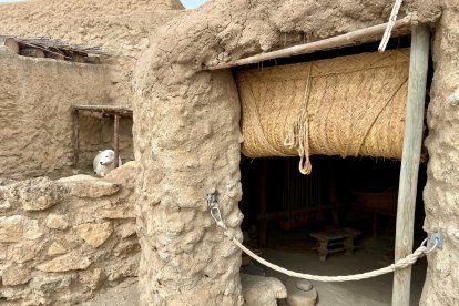 Reconstrucción de cómo se pensaba que eran las entradas a las cabañas.