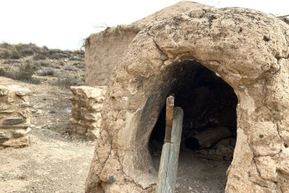 Reconstrucción de un horno en el exterior de las cabañas.