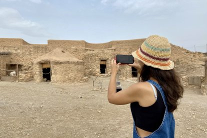 Una visitante canaria hace una fotografía al poblado reconstruido.
