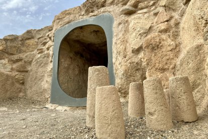 Decoraciones en el atrio de una de las sepulturas reconstruidas de Los Millares.