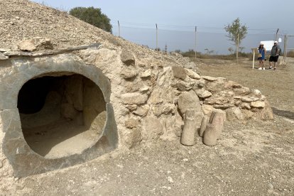 El atrio de una de las sepulturas reconstruidas de Los Millares.