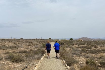 Dos visitantes se dirigen hacia el 'Espacio Didáctico' de Los Millares.