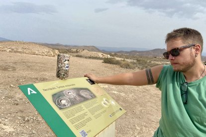 Un almeriense observa el cartel que explica la restauración del túmulo de la sepultura LII, así como de las tumbas LIII y LIV.