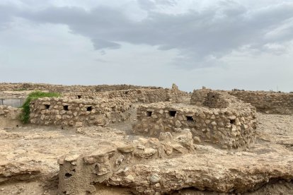 Restos de la puerta principal de la primera línea de muralla.