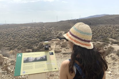 La visitante canaria observa el sector sur de la primera línea de muralla de Los Millares.