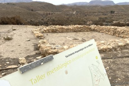 Restos del taller metalúrgico de Los Millares, con un crisol en el centro.