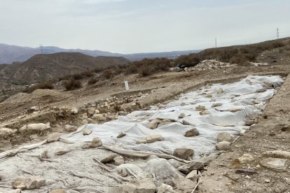 Zona a mitad de excavar, tapada por los arqueólogos para una mejor conservación.