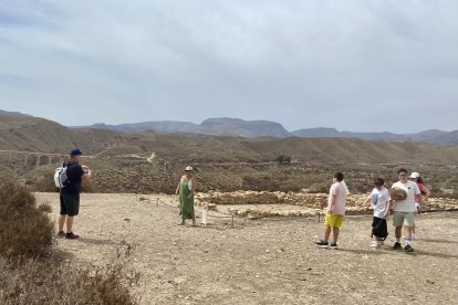 Visitantes observan el taller metalúrgico de Los Millares.