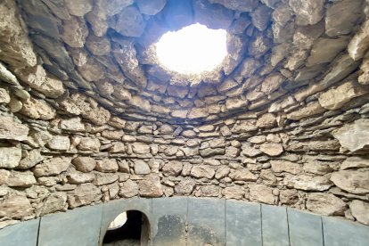 Un tolos reconstruido en el que los visitantes pueden observar cómo podrían ser las tumbas en Los Millares.