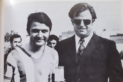 Con el gran Juan Rojas, una leyenda del fútbol. 