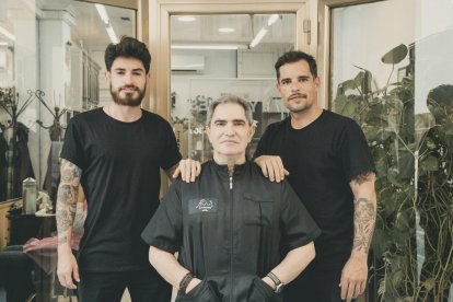 Rafael Torres Caravaca el día de su jubilación junto a sus hijos.