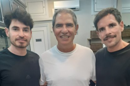 Los nuevos peluqueros son el orgullo de Rafael.