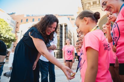 La alcaldesa felicita al Club Stella Maris de gimnasia acrobática por sus tres medallas de oro, una de bronce y el subcampeonato de España por equipos.