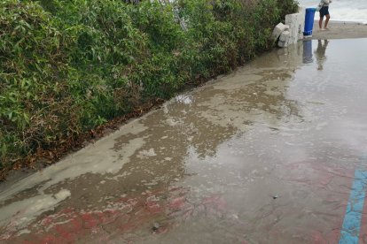 Efectos costeros inundan la zona del \'Natsun\'.