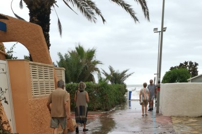 Efectos costeros inundan la zona del \'Natsun\'.