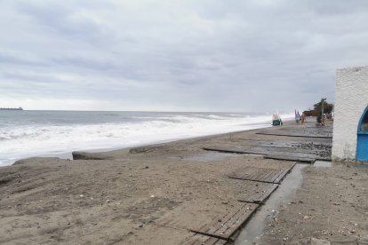 Efectos costeros inundan la zona del \'Natsun\'.