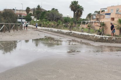 Efectos costeros inundan la zona del \'Natsun\'.