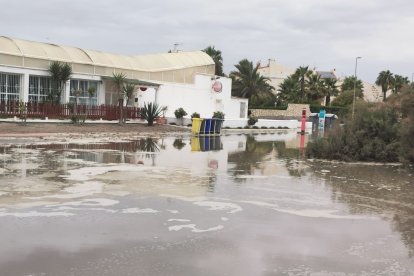 Efectos costeros inundan la zona del \'Natsun\'.