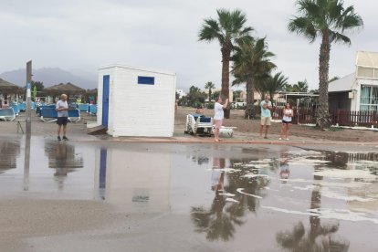 Efectos costeros inundan la zona del \'Natsun\'.