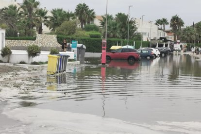 Efectos costeros inundan la zona del \'Natsun\'.