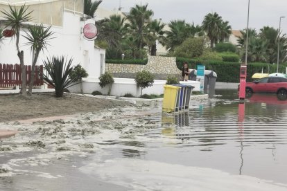 Efectos costeros inundan la zona del \'Natsun\'.