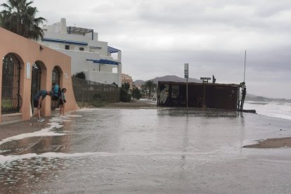 Efectos costeros inundan la zona del \'Natsun\'.