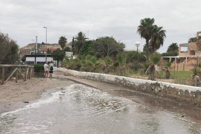 Efectos costeros inundan la zona del \'Natsun\'.