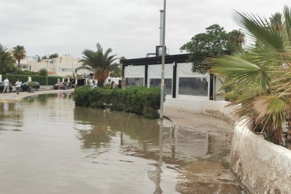 Efectos costeros inundan la zona del \'Natsun\'.