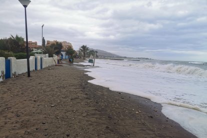 Efectos costeros inundan la zona del \'Natsun\'.