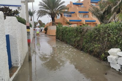 Efectos costeros inundan la zona del \'Natsun\'.