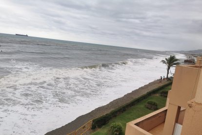 Efectos costeros inundan la zona del \'Natsun\'.