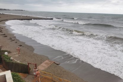 Efectos costeros inundan la zona del \'Natsun\'.