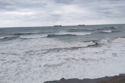 Efectos costeros inundan la zona del \'Natsun\'.