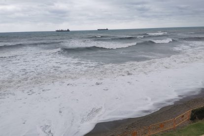 Efectos costeros inundan la zona del \'Natsun\'.