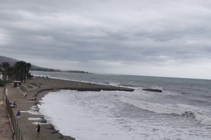 Efectos costeros inundan la zona del \'Natsun\'.