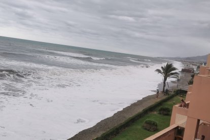 Efectos costeros inundan la zona del \'Natsun\'.