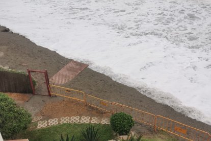 Efectos costeros inundan la zona del \'Natsun\'.