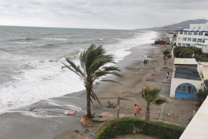 Efectos costeros inundan la zona del \'Natsun\'.