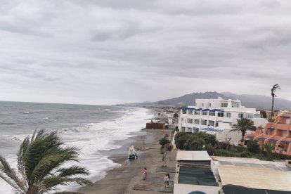 Efectos costeros inundan la zona del \'Natsun\'.