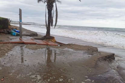 Efectos costeros inundan la zona del \'Natsun\'.