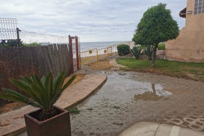 Efectos costeros inundan la zona del \'Natsun\'.